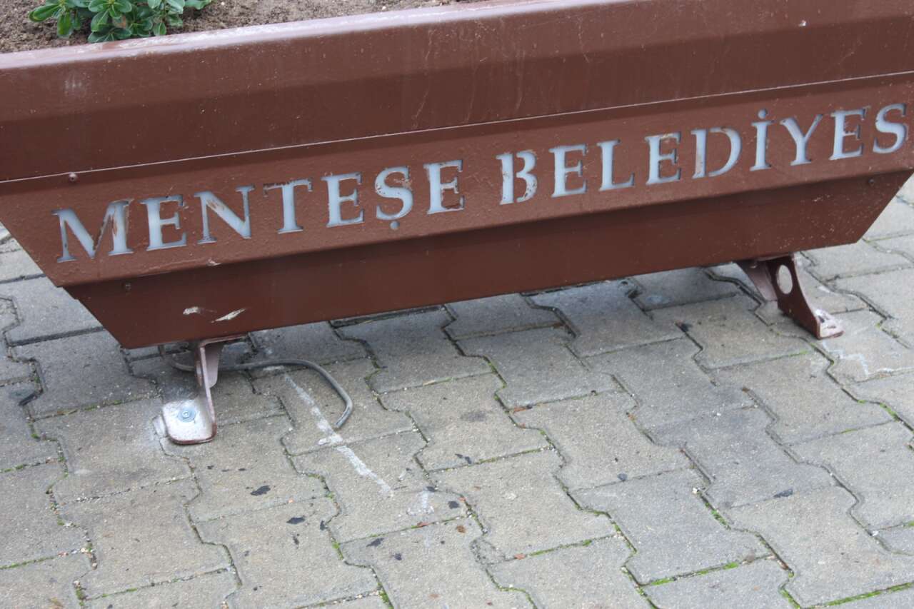 Menteşe’de Kaldırım İşgaline Çözüm: Saksılar Çivilenerek Sabitlendi 3